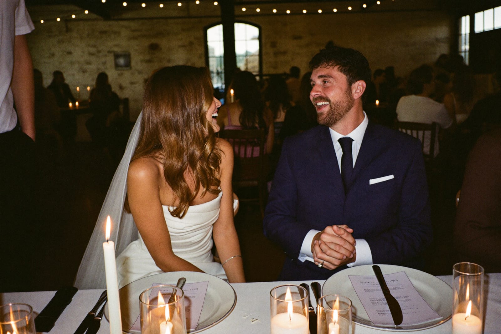Celien en Vincent lachen samen aan de feesttafel