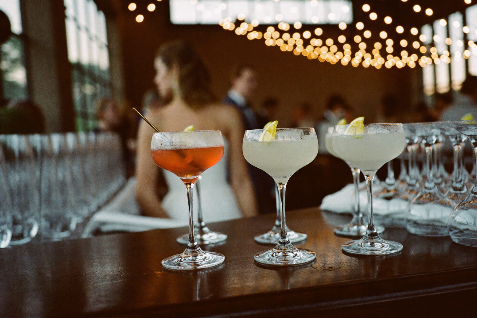 Cocktails aan de bar in warm avondlicht